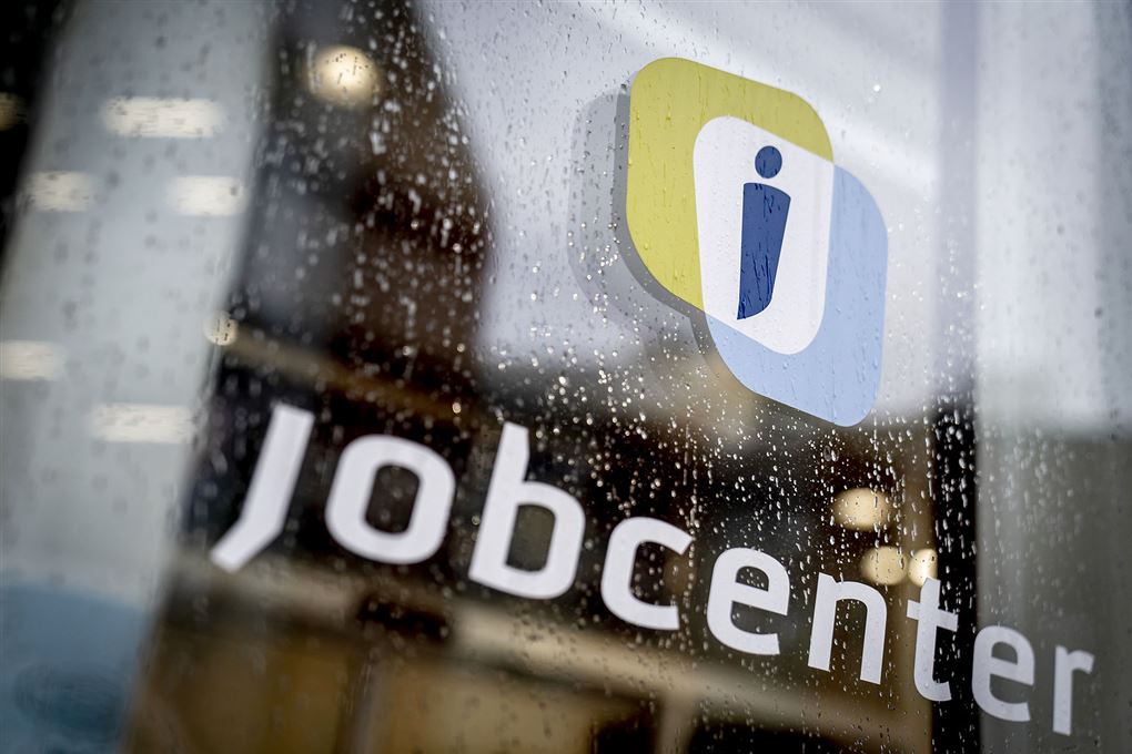 Jobcenter set udefra med deres logo på en glasdør.
