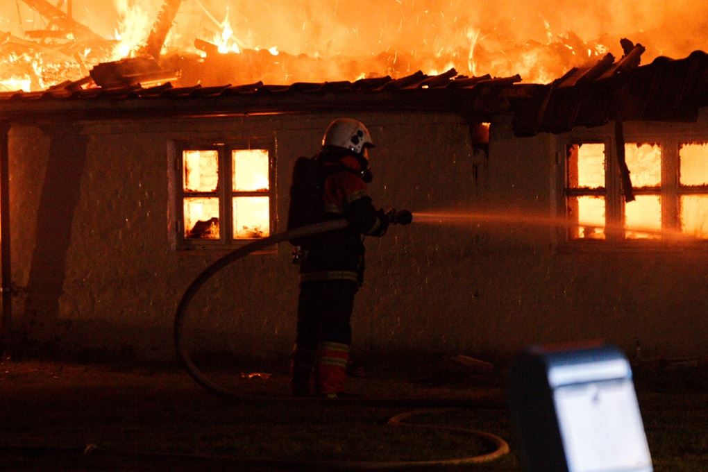 En gård i flammer.