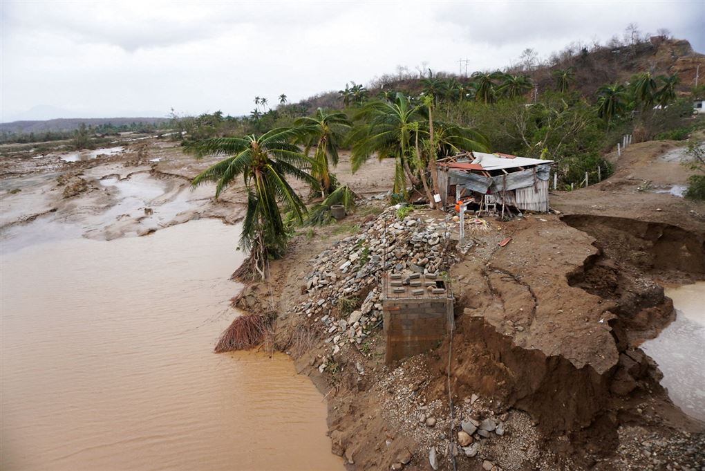 Mexico efter jordskred og orkan. Der er oversvømmet med brunt vand og væltede palmer