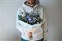 mand med blomsterbuket