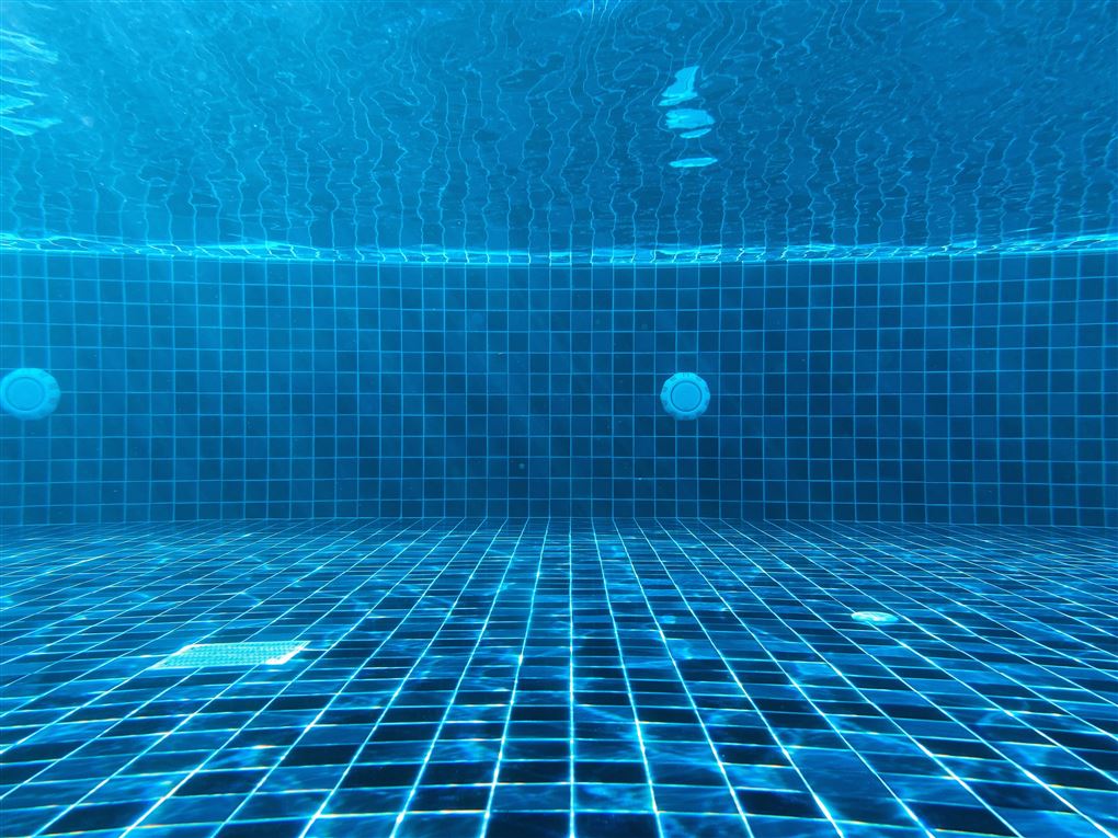 En swimmingpool set under vand