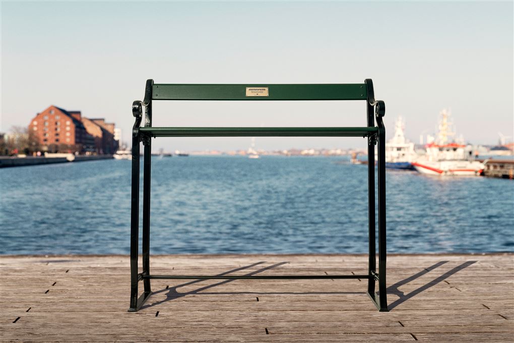 En høj bænk på en havneplads