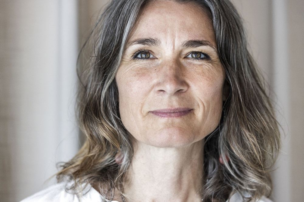 kvinde ser ind i kamera