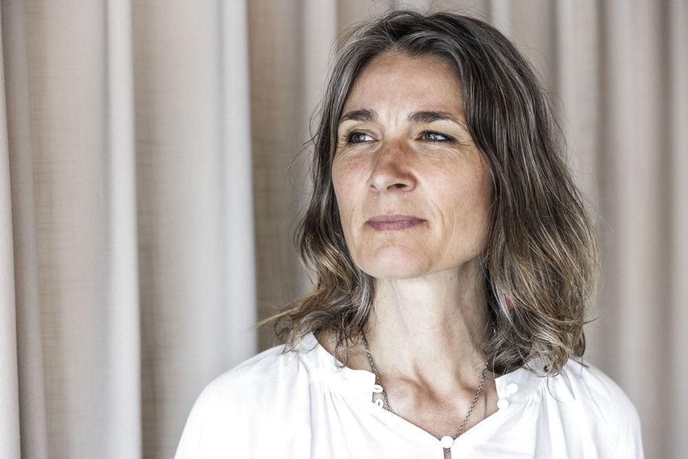 kvinde kigger væk