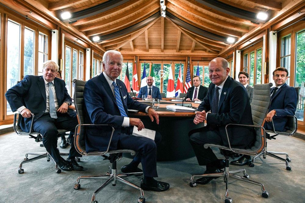 G-7 leder sidder ved bord