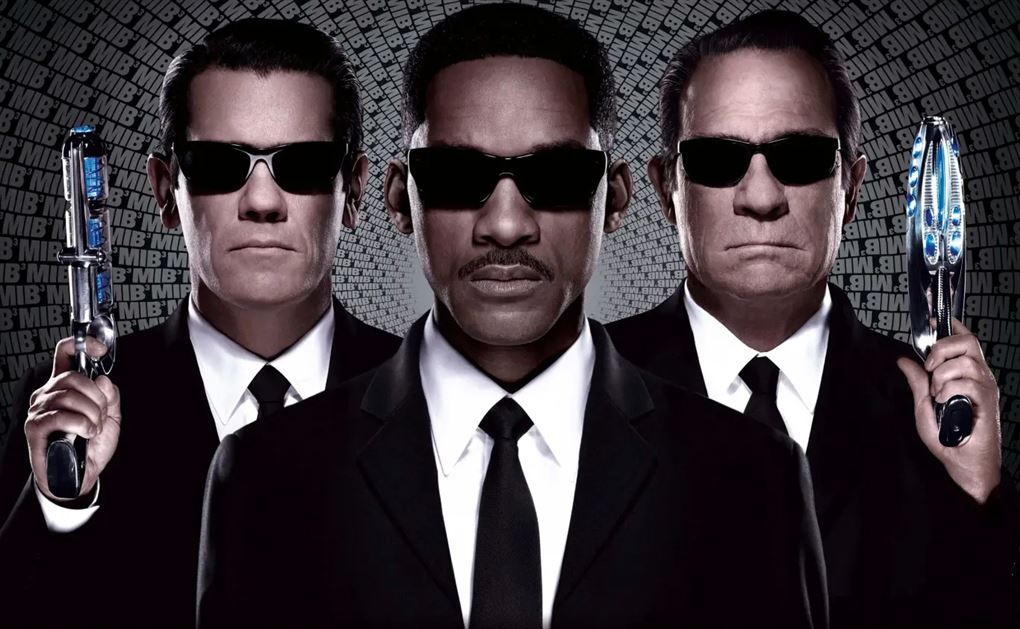 Tre mænd med sorte jakkesæt og solbriller
