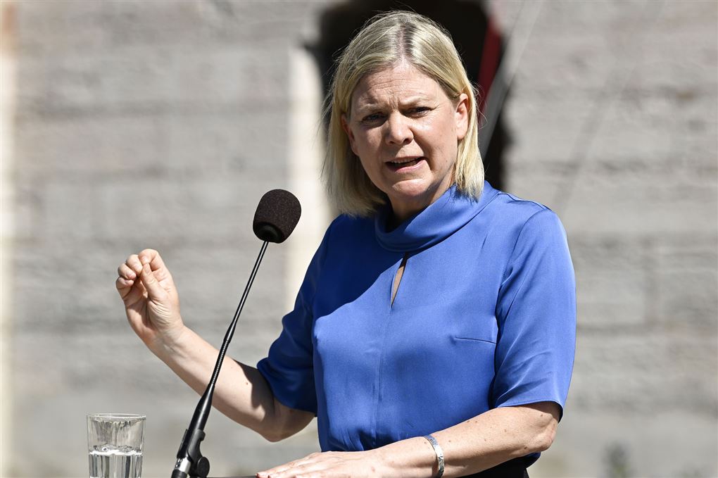 kvinde taler i mikrofon 