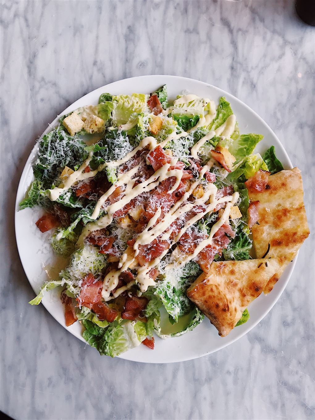 en tallerken med kylling og Caesar-salat
