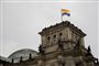 et regnbueflag vajer ved det tyske parlament