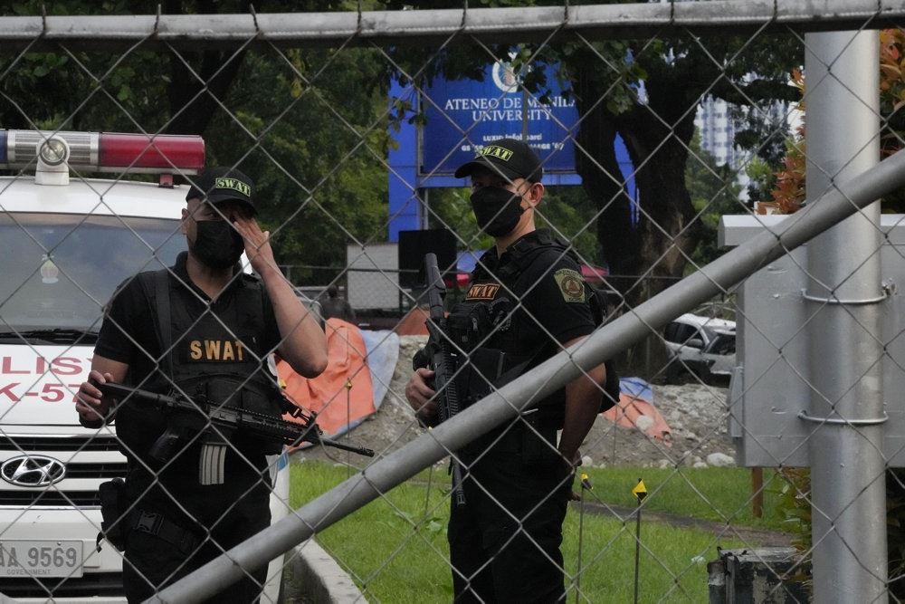 Politiet ses her til stede ved Ateneo de Manila-universitetet, 