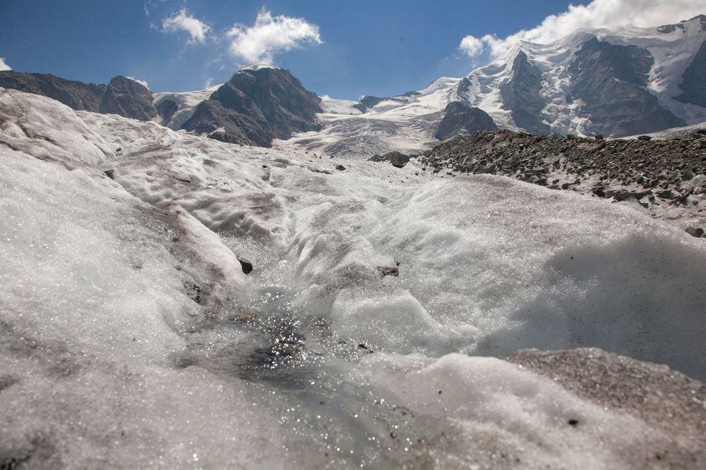 Smeltevand på en gletsjer i Schweiz i Alperne,