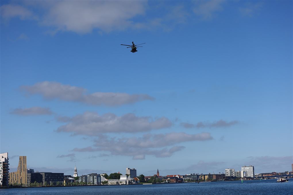 Helikopter over havn