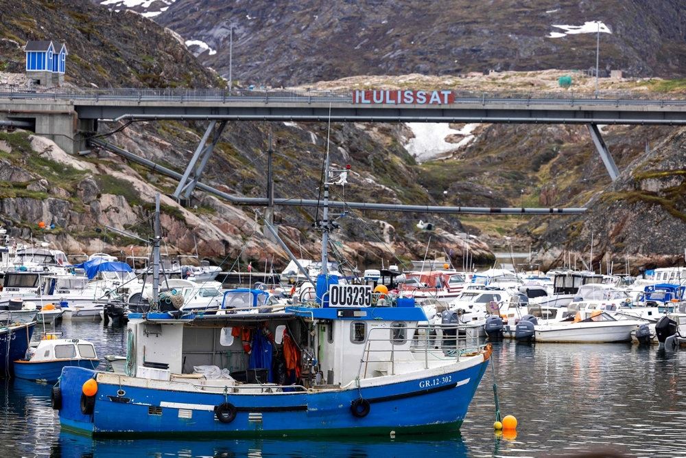 fiskebåde i havn i grønland