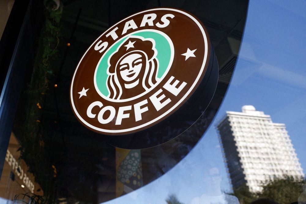skilt foran starbucks-kopi i Rusland med navnet stars coffee