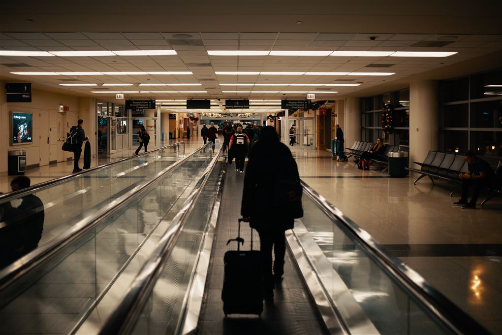 En kvinde med kuffert i en lufthavn