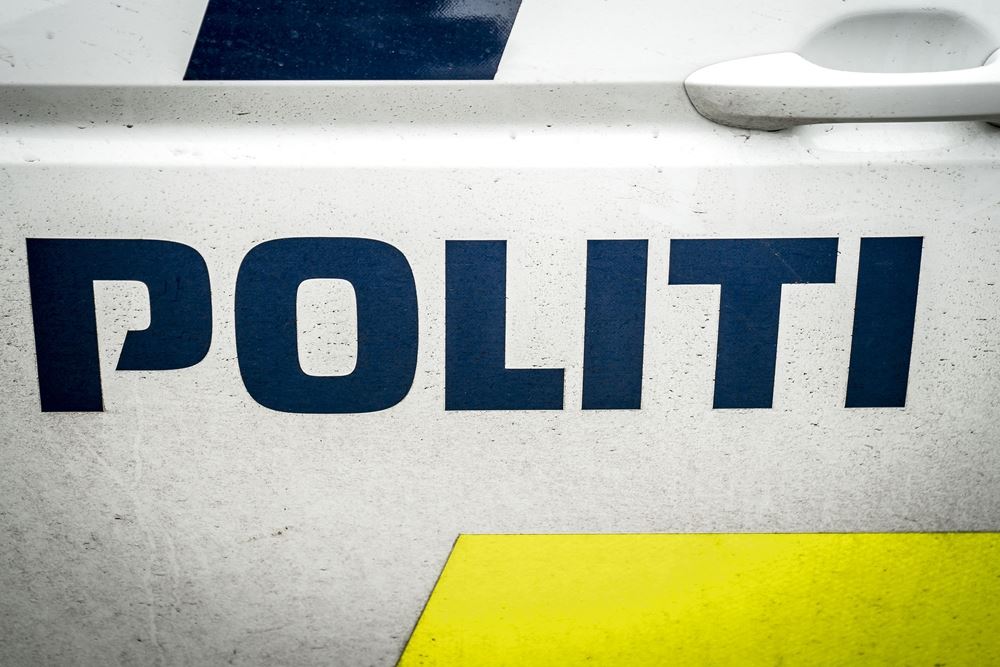 politibil med påskriften politi