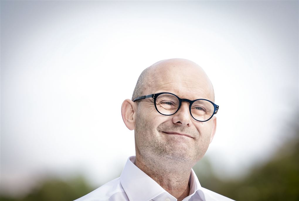 mand med briller ser tilfreds ud