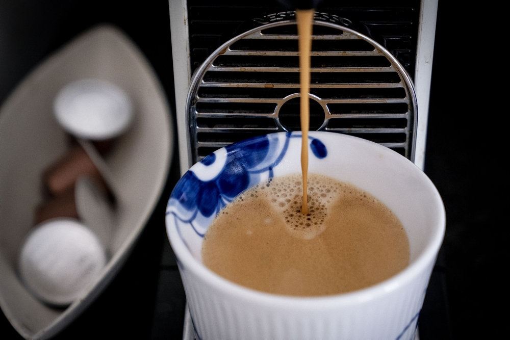 kaffemaskine laver kaffe i kop