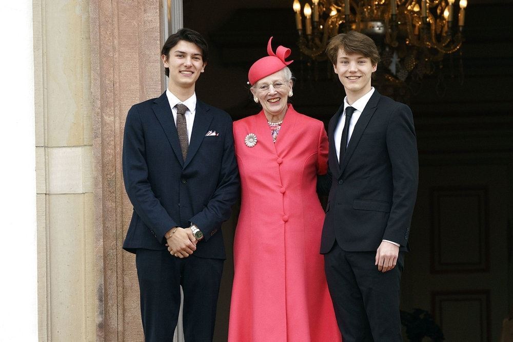 Prins Nikolai med bror og dronningen