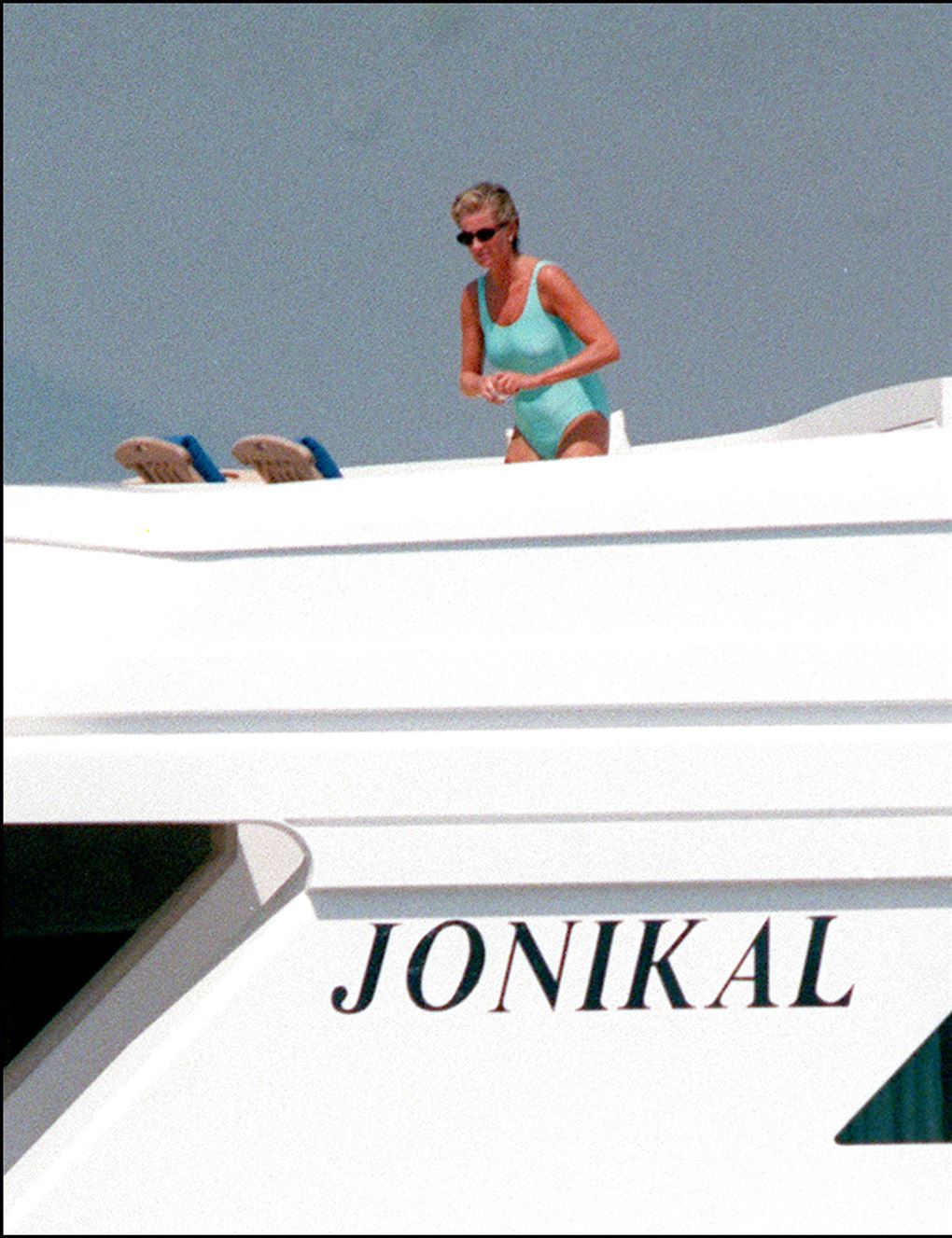 En kvinde på en yacht.