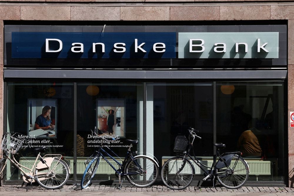 en facade med Danske Bank