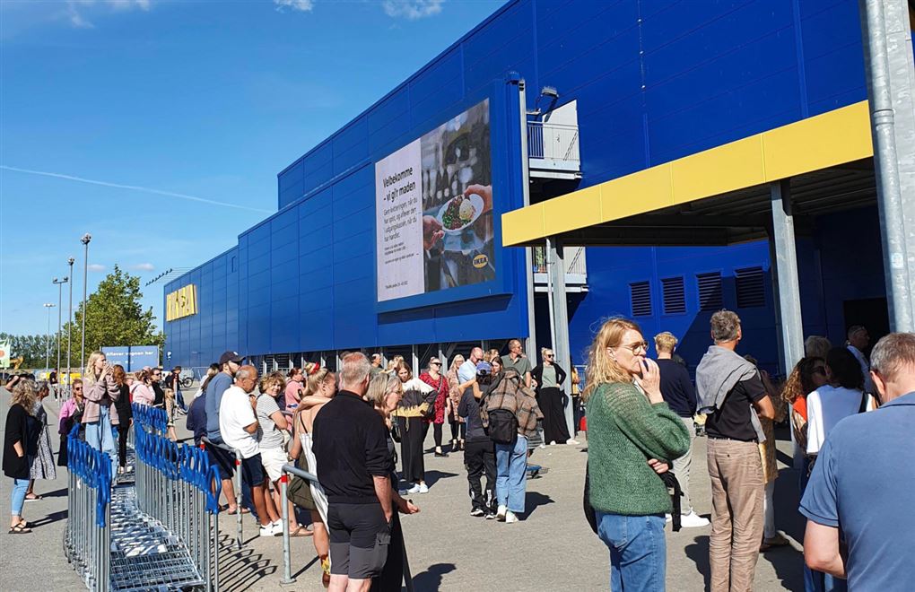 En masse mennesker ude foran IKEA i Høje Taastrup.