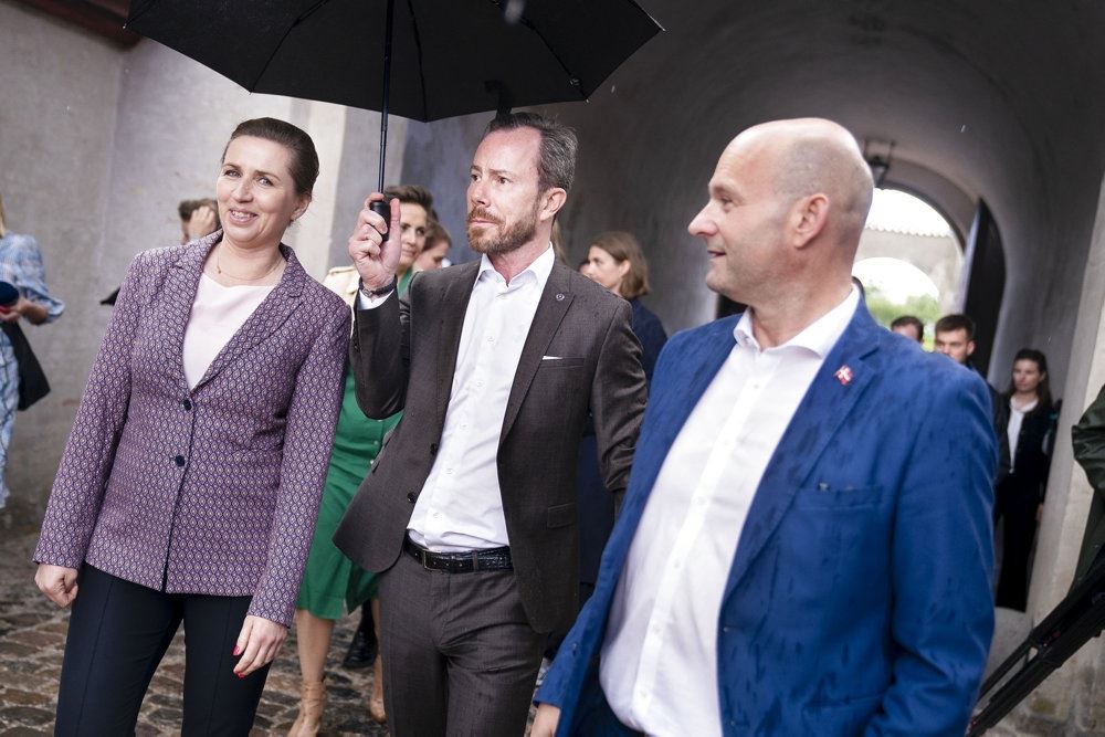 tre politikere poserer