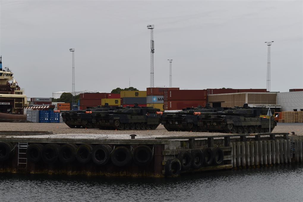 Kampvogne på en kaj
