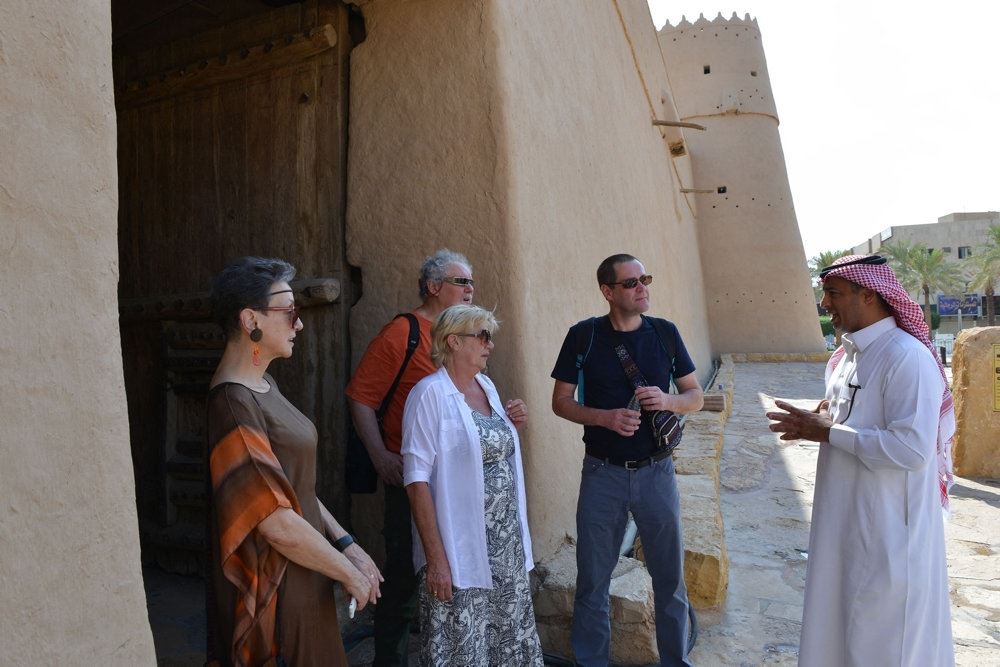 turister vises rundt i saudi arabisk by