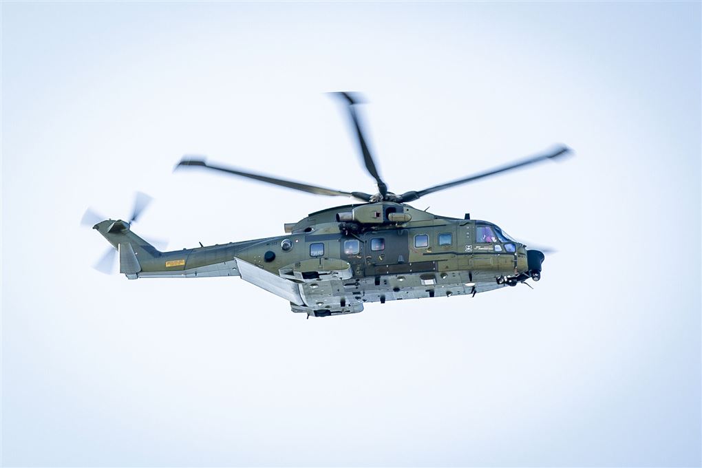 En redningshelikopter i luften