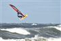 en windsurfer i fuld speed på havet