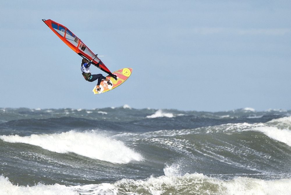 en windsurfer i fuld speed på havet