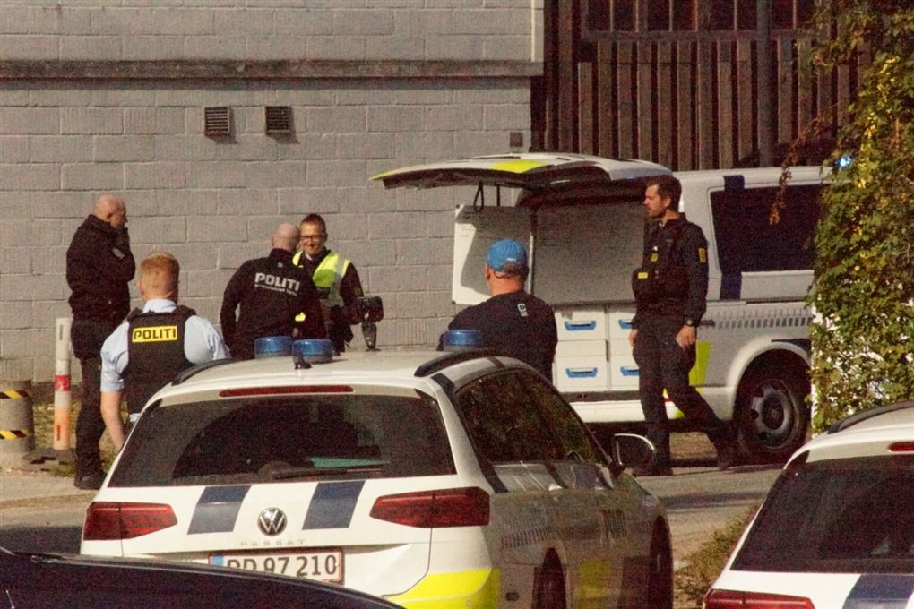 adskillige politifolk og politibiler
