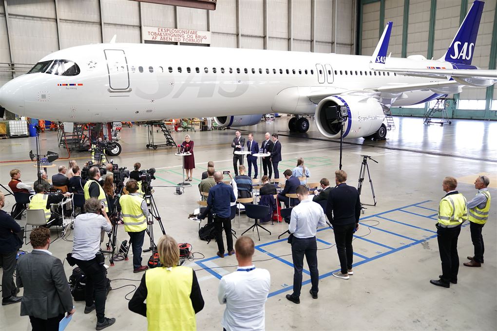 Pressemøde i flyhangar