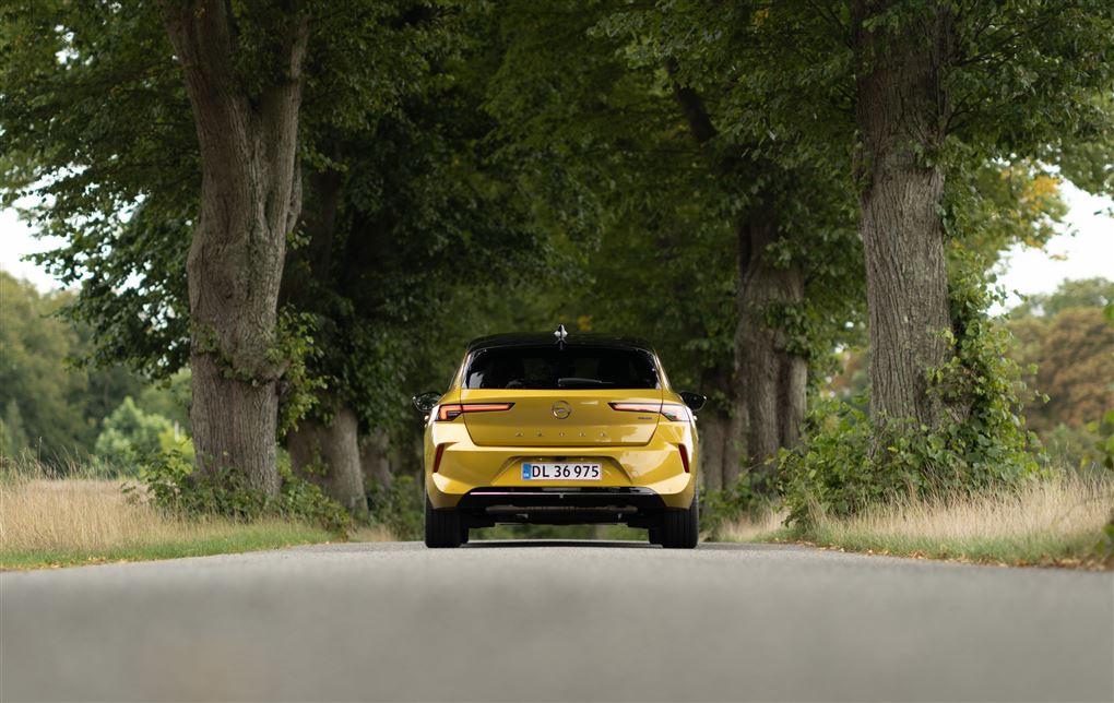 En gul bil på vejen