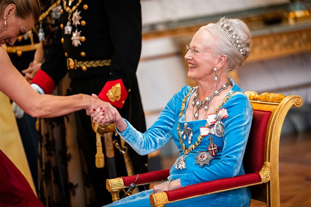Dronning Margrethe smiler og hilser 