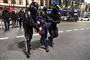 Politifolk slæber demonstrant væk