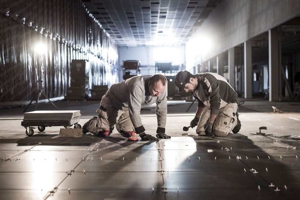 mænd arbejder med gulvlægning