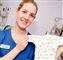 En sygeplejerske med en lille baby-trøje