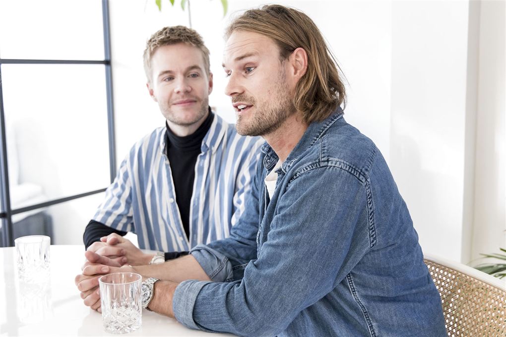 Martin Storgaard og Lucas Lohmann sidder ved et spisebord og taler