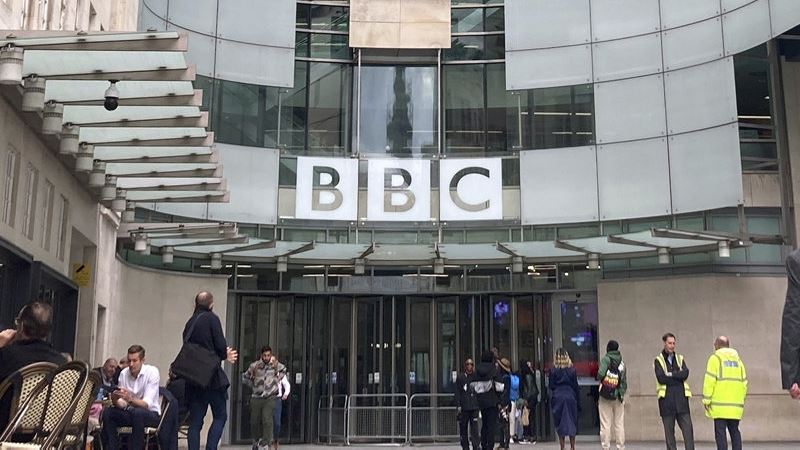 Billede inde fra kæmpe bygning med BBC logo