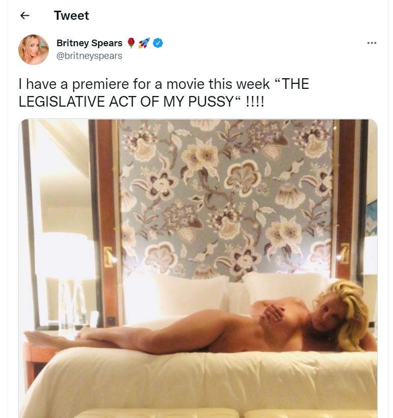 Udklip af et tweet med et nøgenbillede af Britney Spears på en seng