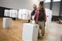 To putter stemmeseddel i en urne