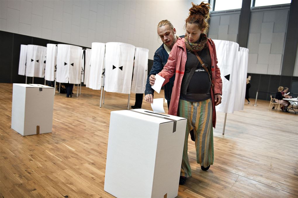 To putter stemmeseddel i en urne
