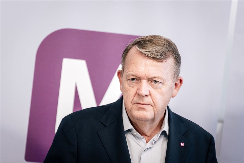 Lars Løkke Rasmussen foran Moderaternes logo