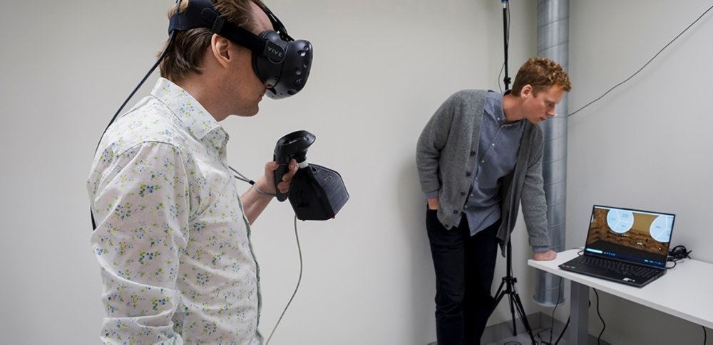 mand med virtual reality briller 