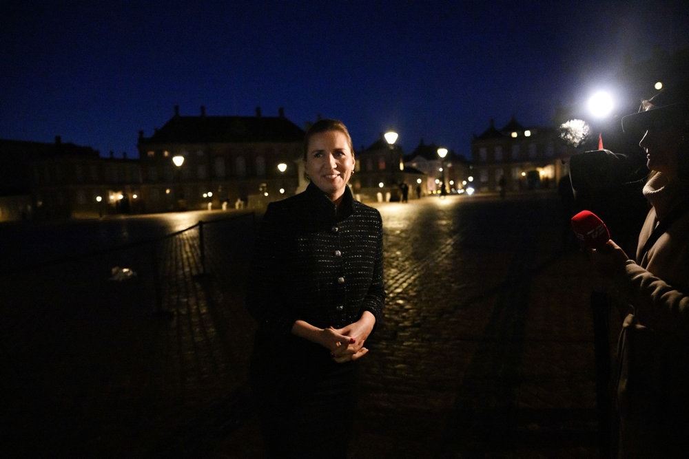 Mette Frederiksen foran Christiansborg