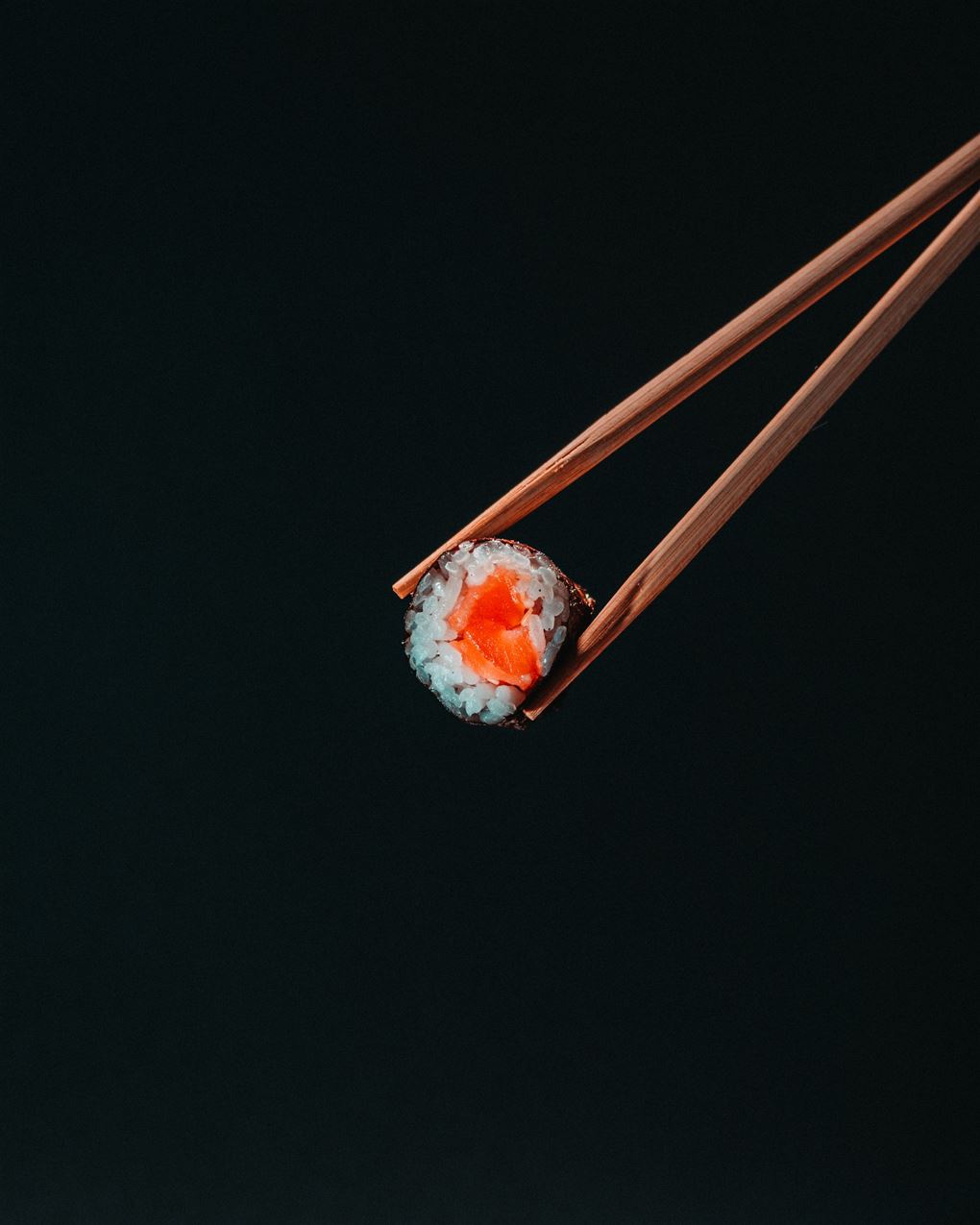 chopsticks med en makirulle imellem
