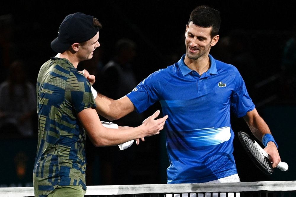 To tennisspillere hilser på hinanden