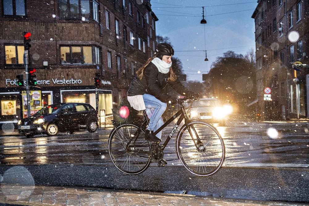 gadebillede med vej, bil og cyklist